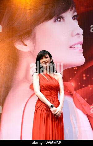 Hong Kong singer Vivian Chow est photographié alors qu'elle assiste à une conférence de presse pour son concert de Guangzhou, une partie de sa tournée mondiale à Guangzhou, au sud Chi Banque D'Images
