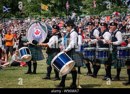 Fergus, Ontario, Canada - 0811 2018 : Tambours de la Police régionale de Durham Pipes and Drums Band participant à la Pipe Band Contest organisé par Piper Banque D'Images