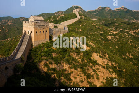 --File--Vue sur la Grande Muraille de Chine du nord, comté de Luanping dans la province du Hebei, 28 août 2011. La Grande Muraille de Chine est déjà la plus longue l'homme- Banque D'Images