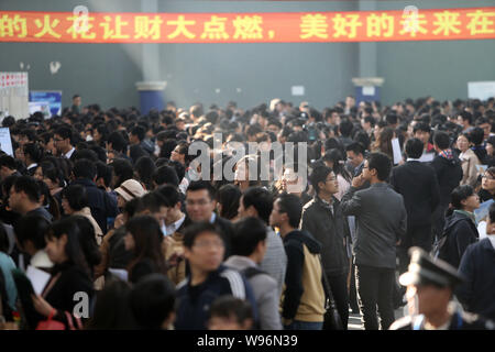 Les étudiants chinois foule un salon de l'emploi à Shanghai, Chine, 6 novembre 2012. Chines diplômés trouvent plus difficile que jamais de trouver un emploi dans l'année, comme Banque D'Images