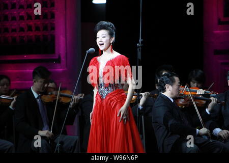 Chanteur populaire célèbre chinois Song Zuying chante à la nouvelle année Concert tenu à Dalian Centre International de Conférences à Dalian, au nord-est de porcelaines L Banque D'Images