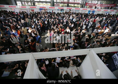 Les étudiants chinois foule stand pendant un salon de l'emploi à Shanghai, Chine, 6 novembre 2012. Chines diplômés trouvent plus difficile que jamais de trouver un emploi dans Banque D'Images