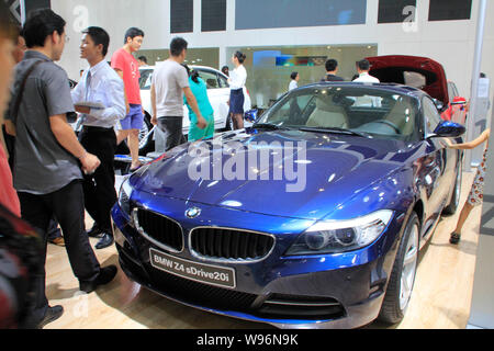 --FILE--visiteurs regarder une BMW Z4 sDrive20i au cours d'une auto show de Haikou City, province de Hainan, Chine du Sud, 8 septembre 2012. De fortes ventes de ses Banque D'Images