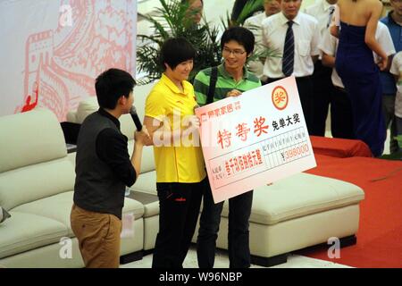 Champion de natation olympique chinoise Ye Shiwen, centre, assiste à un événement promotionnel d'une bouilloire canapé chinois à un ameublement mall à Wuhu ville, est de la Chine Banque D'Images