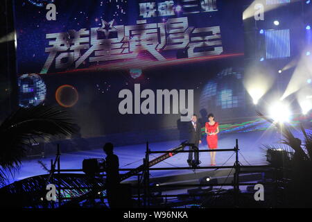 --File--chinois Zhu Jun hôte et hôtesse Zhou Tao parler pendant le mariage les concerts à Sanya, Chine du sud, province de Hainan, 18 mars 2012. 18 mars Banque D'Images