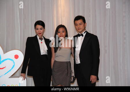 Hong Kong, la chanteuse Faye Wong sa fille Tong Tong (Dou l) et son mari, l'acteur chinois Li Yapeng poser durant un événement de bienfaisance à Beijing, Chine, Banque D'Images