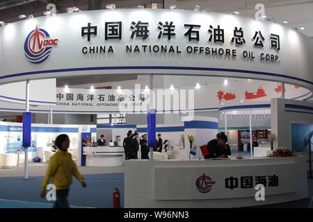 --File--un visiteur passe devant le stand de la CNOOC (China National Offshore Oil Corporation) lors de la 12e China International Petroleum & Petrochemica Banque D'Images