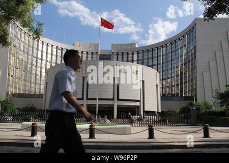 --File--un piéton passe devant le siège et siège social de la PBOC (autochtones) de la Banque de Chine, Banque centrale chinoise, à Pékin, le 7 juillet 2011. Chin Banque D'Images