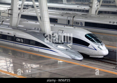 --File--CRH (China railway High-speed trains) sont illustrés à la gare sud de Beijing, un terminal du chemin de fer à grande vitesse Beijing-Shanghai Banque D'Images