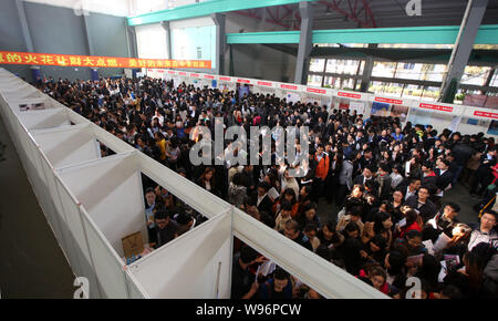 Les étudiants chinois foule stand pendant un salon de l'emploi à Shanghai, Chine, 6 novembre 2012. Chines diplômés trouvent plus difficile que jamais de trouver un emploi dans Banque D'Images