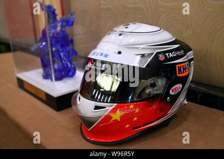 Le casque du pilote de F1 chinois Qinghua Ma s'affiche lors d'une conférence de presse de l'HTS à Shanghai, Chine, 6 novembre 2012. La Chine a enfin son firs Banque D'Images