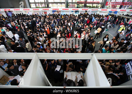 Les étudiants chinois foule stand pendant un salon de l'emploi à Shanghai, Chine, 6 novembre 2012. Chines diplômés trouvent plus difficile que jamais de trouver un emploi dans Banque D'Images