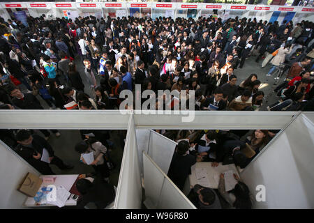 Les étudiants chinois foule stand pendant un salon de l'emploi à Shanghai, Chine, 6 novembre 2012. Chines diplômés trouvent plus difficile que jamais de trouver un emploi dans Banque D'Images