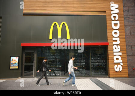 --FILE--piétons passent devant un restaurant de fast-food MCDONALD'S à Shanghai, Chine, 5 novembre 2012. Les représentants des géants de l'alimentation KFC et MCDONALD'S Banque D'Images