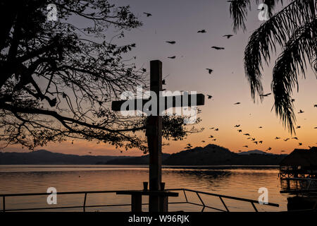 Coucher du soleil sur le lac de Catemaco à Catemaco, Veracruz, Mexique. Le lac d'eau douce tropical au centre de la Sierra de Los Tuxtlas, est une destination touristique populaire et connu pour libre allant des singes, la forêt tropicale et de sorcières mexicain connu sous le nom de Brujos. Banque D'Images