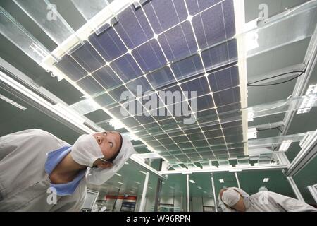 --FILE--femmes travailleurs chinois vérifier des panneaux solaires à l'usine de Shanghai Nouvelle Shenzhou Energy Development Co., Ltd. à Ganyu county, Xuzhou city Banque D'Images