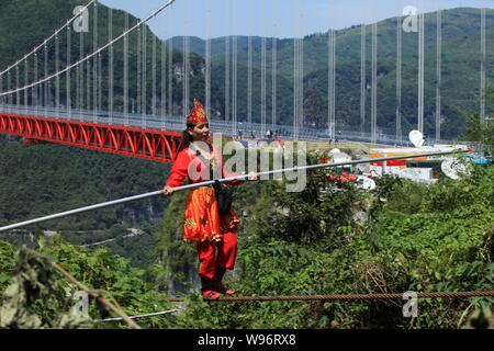 L'un des étudiants est Wuxors Adili en photo lorsqu'elle est sur la corde pendant une tentative de marcher sur une corde raide 1 432 mètres de long dans le centre de Menton, Aizhai Banque D'Images