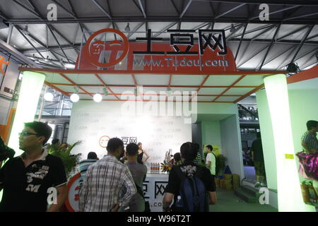 --File--personnes visitent le stand de Tudou.com durant la 10e China Digital Entertainment Expo & Conference, également connu sous le nom de ChinaJoy 2012, à l'Shangha Banque D'Images