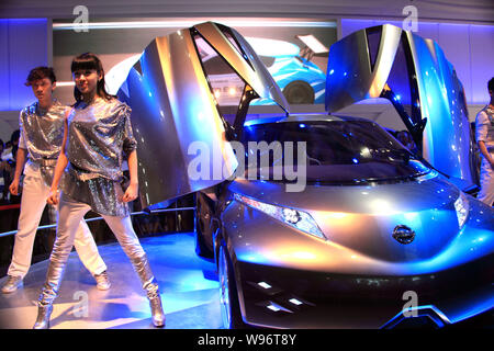 Les modèles posent par une Nissan Mixim lors d'une auto show de Changchun city, province de Jilin, en Chine du Nord-Est, du 15 juillet 2012. Une Nissan Mixim (Dimanche 15 Juillet 2 Banque D'Images