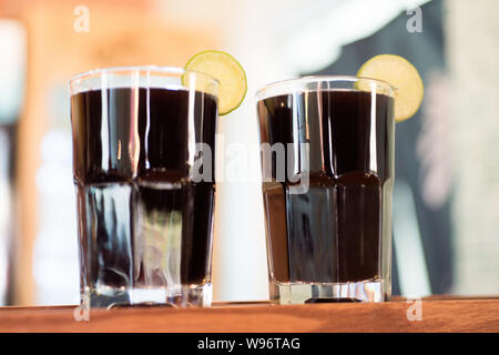 La chicha morada - boire dans les régions andines du Pérou. La chicha morada est fabriqué à partir de maïs violet. Banque D'Images