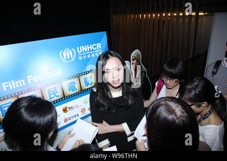 L'actrice chinoise Yao Chen, qui est aussi le HCR (Haut Commissariat des Nations Unies pour les réfugiés) marraine est interviewé au cours de la presse confèrent Banque D'Images