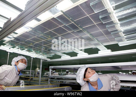 --FILE--travailleurs chinois nouvellement arrivée à cellules photovoltaïques (PV) de panneaux solaires à destination de l'Europe de l'est dans une usine de la province de Jiangsu, Chine Banque D'Images
