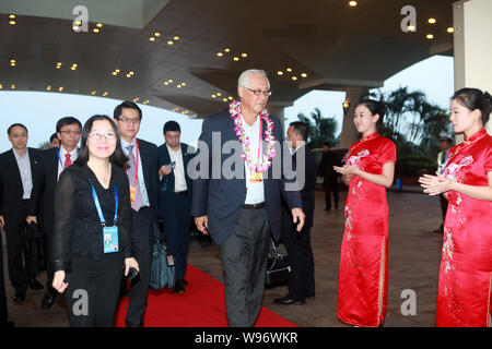 Chercheur émérite Ministre de Singapour Goh Chok Tong, Centre, arrive à l'hôtel avant la BFA Forum de Boao pour l'Asie Conférence annuelle 2012 de l'ec à Qionghai Banque D'Images