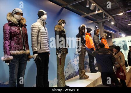 Les visiteurs sont vus au cours de l'ISPO Beijing 2012, qui est également connu sous le nom de la 8e exposition asiatique de sport et de mode, à Beijing, Chine, 22 Fe Banque D'Images