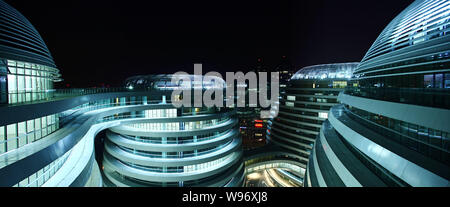 Vue nocturne de la Galaxie SOHO SOHO développé par la Chine à Beijing, Chine, novembre 2012. Chines SOHO SOHO Galaxy est un composé d'un grand développement Banque D'Images