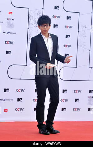 Chanteur chinois Hu Xia pose sur la scène, comme il arrive pour la 11e CCTV-MTV Music Awards Gala à Beijing, Chine, 21 août 2012. Banque D'Images