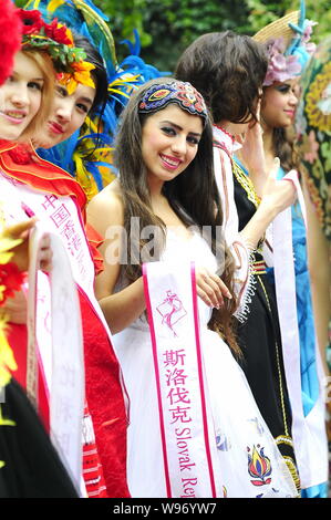 L'investiture de l'élection de Miss Monde 2012 Écotourisme concurrence posent au cours d'une visite à l'ancienne résidence de Ganxi (Xi Nan Li) à Shanghai, Chine de l'Est Banque D'Images