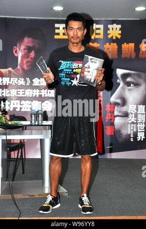 Champion du monde de badminton Chinois Lin Dan pose lors d'un événement pour promouvoir son autobiographie, jusqu'à la fin du monde, à Beijing, Chine, 12 Août Banque D'Images