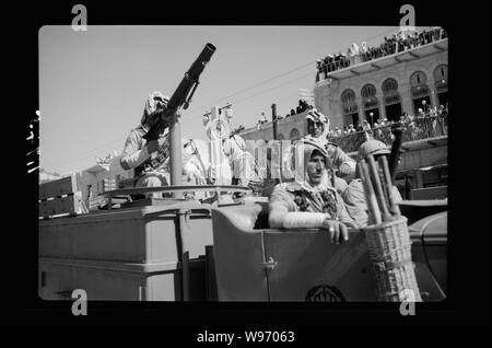 Amman. 24e anniversaire de la révolte arabe sous le Roi Hussein & Laurent, le 11 septembre 1940, célébration. Le défilé de la patrouille dans les voitures Banque D'Images