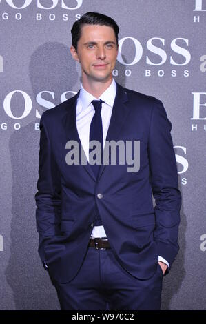 L'acteur anglais Matthew Goode pose au cours d'un défilé de mode Hugo Boss à Beijing, Chine, 18 mai 2012. Banque D'Images