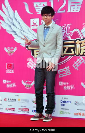 Chanteur chinois Hu Xia pose au cours d'une cérémonie de remise des prix de la musique à Shenzhen, Chine du sud, la province du Guangdong, 8 avril 2012. Banque D'Images