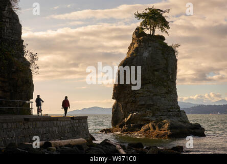 Siwash Rock la baie English à Vancouver. English Bay pour culminer aux alentours de Siwash Rock dans le parc Stanley. Vancouver, Colombie-Britannique, Canada. Banque D'Images