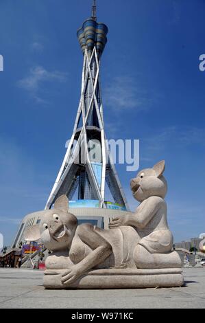 Une sculpture en pierre de deux porcs qui ressemblent à s'accoupler s'affiche sur la place en face de l'historique de la construction, de la plaine centrale Blessednes Banque D'Images