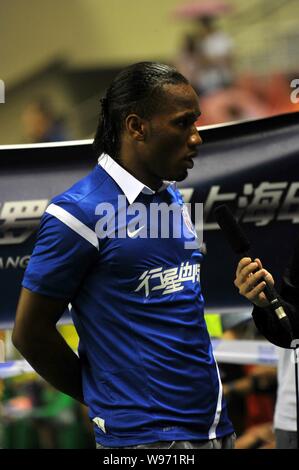 L'ancien attaquant de Chelsea Didier Drogba, le nouveau membre de la Shanghai Shenhua, est interviewé au cours de la 17e tour de l'édition 2012 de football chinois Asso Banque D'Images