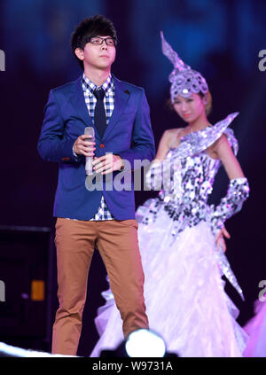 Chanteur chinois Hu Xia en prestation au gala d'ouverture du 2012 Nanning International Folk Song Arts Festival à Nanning city, en Chine Guangxi Zhu Banque D'Images