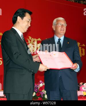 L'entraîneur italien Marcello Lippi et Guangzhou Evergrandes président Xu Jiayin sont illustrés lors d'une conférence de presse pour la cérémonie de signature à Guangzhou Banque D'Images