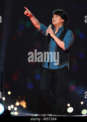 Chanteur taïwanais Wakin Emil Chau en prestation au gala d'ouverture du 2012 Nanning International Folk Song Arts Festival à Nanning city, en Chine Banque D'Images