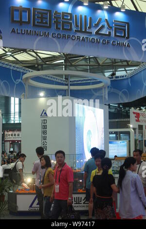 --File--personnes visitent le stand de Chinalco (Aluminium Corporation of China), société mère de Chalco (Aluminum Corporation of China Limited), au cours d'une Banque D'Images