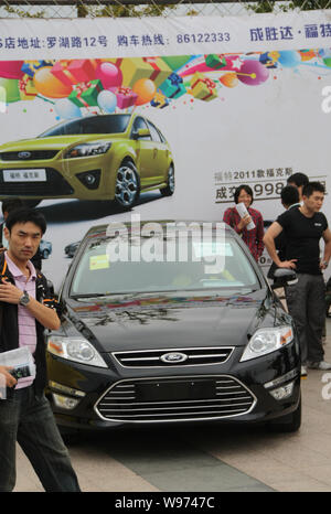 --File--visiteurs regarder une Ford Mondeo lors d'une auto show de la ville de Qingdao, province du Shandong, Chine de l'est 17 septembre 2011. Ford Motor est à tal Banque D'Images