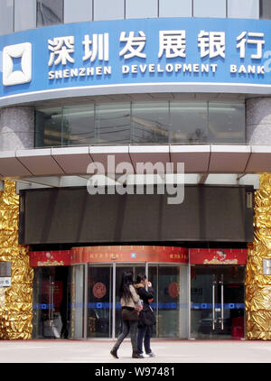 --FILE--piétons passent devant une succursale de la Banque de développement de Shenzhen à Nanjing city, province de Jiangsu, Chine de l'Est, 30 mars 2011. Développement de Shenzhen Banque D'Images