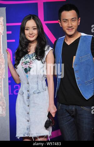 L'actrice chinoise Yang Mi et acteur de Hong Kong Lau Hawick posent lors d'une conférence de presse pour une nouvelle série télévisée à Beijing, Chine, 27 mars 2012. Banque D'Images