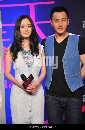 L'actrice chinoise Yang Mi et acteur de Hong Kong Lau Hawick posent lors d'une conférence de presse pour une nouvelle série télévisée à Beijing, Chine, 27 mars 2012. Banque D'Images