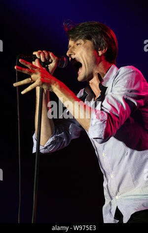 La chanteuse vedette du groupe de rock anglais Suede, Brett Anderson effectue au cours de la 2012 Big Love Cheng Du Music Festival, au sud-ouest de la ville de Chengdu en Chine Banque D'Images