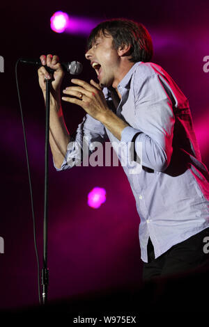 La chanteuse vedette du groupe de rock anglais Suede, Brett Anderson effectue au cours de la 2012 Big Love Cheng Du Music Festival, au sud-ouest de la ville de Chengdu en Chine Banque D'Images