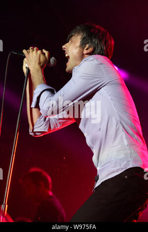 La chanteuse vedette du groupe de rock anglais Suede, Brett Anderson effectue au cours de la 2012 Big Love Cheng Du Music Festival, au sud-ouest de la ville de Chengdu en Chine Banque D'Images