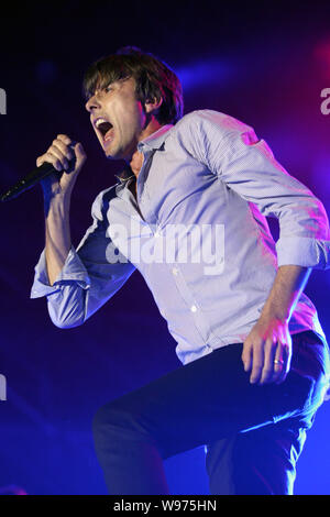 La chanteuse vedette du groupe de rock anglais Suede, Brett Anderson effectue au cours de la 2012 Big Love Cheng Du Music Festival, au sud-ouest de la ville de Chengdu en Chine Banque D'Images